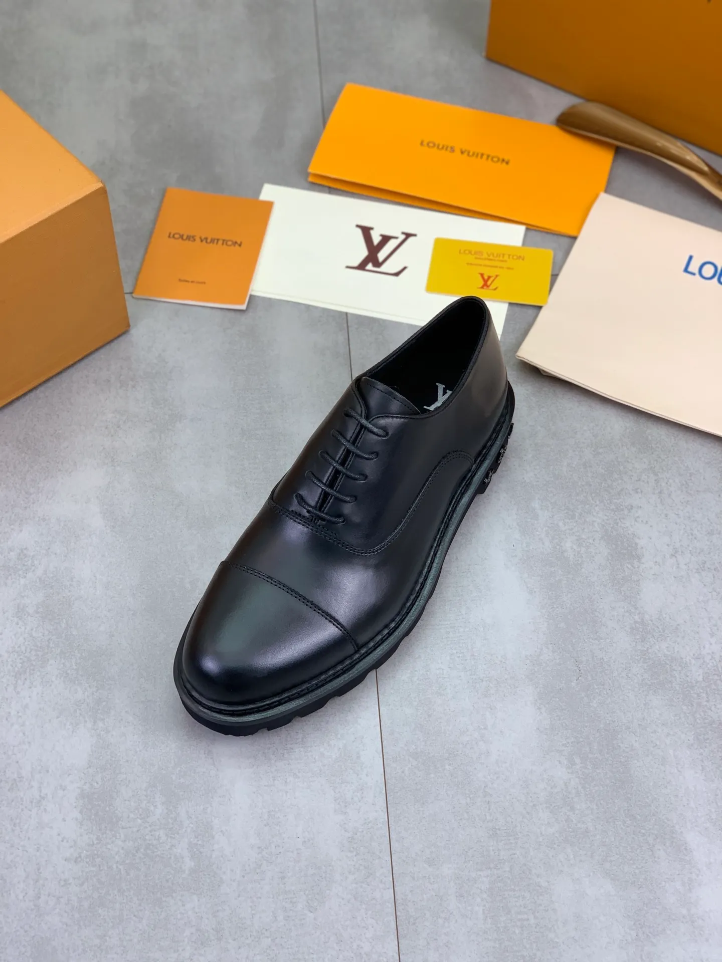 Factory price P820 💎💎💎Top version LOUIS VUITTON [Louis Vuitton] - LV men's business casual leather shoes, luxurious and noble 👞All imported original cowhide, just to create a more comfortable wearing experience, upper: original high-end calfskin➕Imported soft cowhide lining, original lightweight foam outsole✔️Color: 3️⃣colors available Size: 39-44 (38.45 46 can be customized (non-returnable)